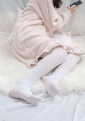 女人裸露双乳给男人喂奶文